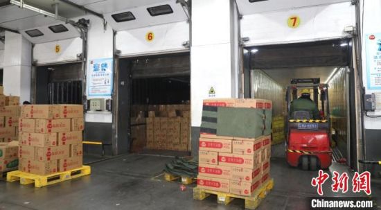 　圖為叉車工人將速凍食品擺放整齊。 惠濟(jì)區(qū)委宣傳部供圖